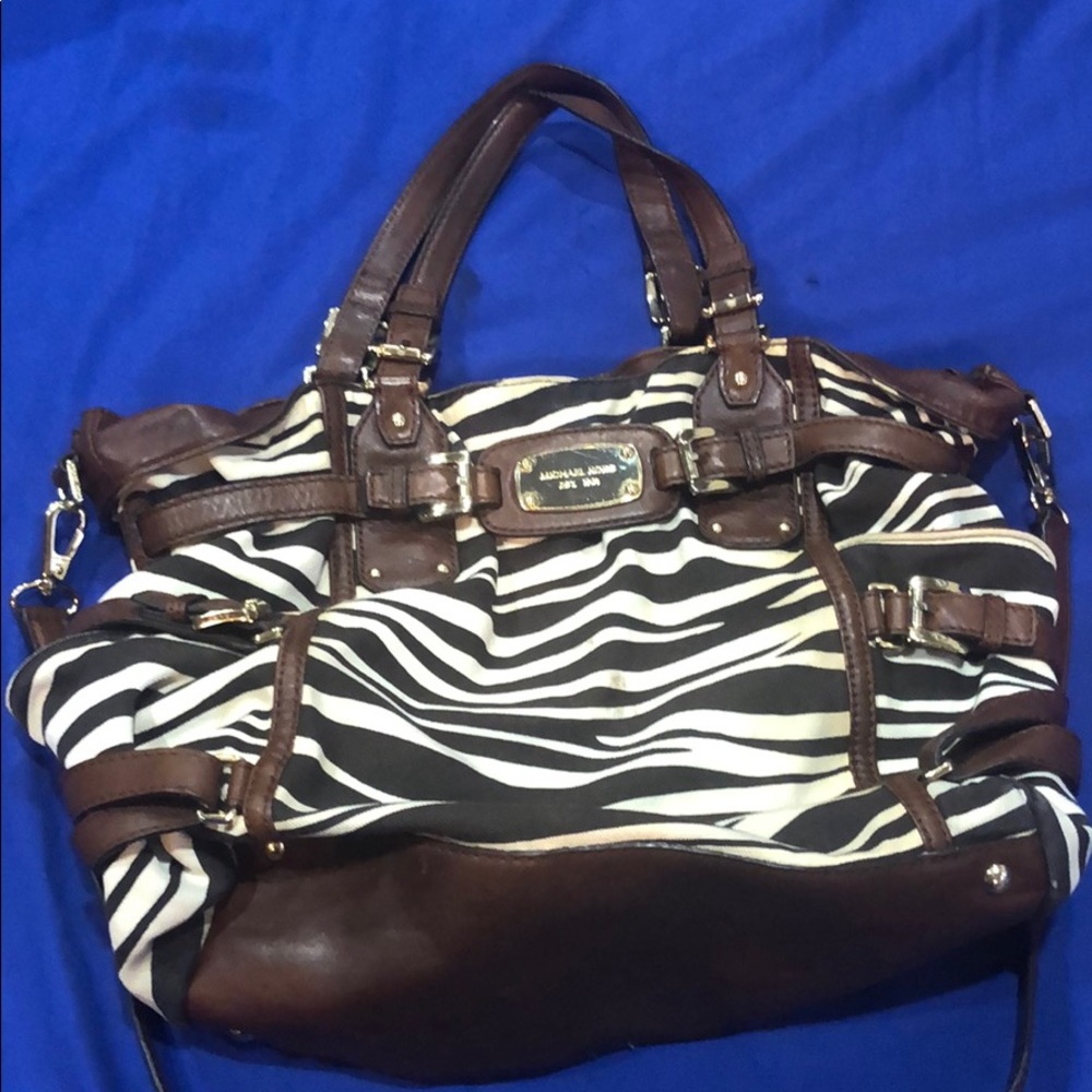 Michael Kors bag gently used. Very clean.